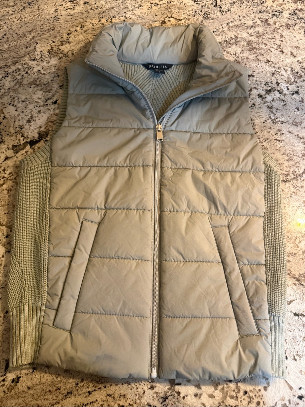 Athleta Incline Hybrid Quilted Puffer Vest in Light Sage